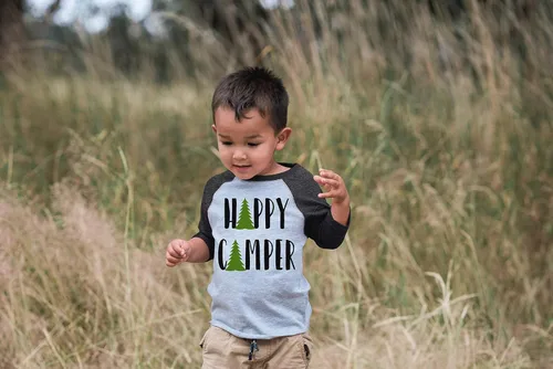 Vista 7 de 7 ate 9 Apparel Camiseta de camping Happy Camper para niños al aire libre