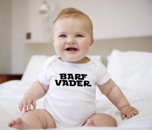 Vista 2 de Southern Sisters Barf Vader - Mameluco de ropa de bebé para niño o niña, parodia y fan de Darth V