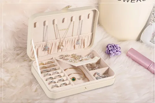 Vista 8 de LANDICI Joyero pequeño para mujeres y niñas, estuche organizador de joyas de viaje de piel sintética, soporte portátil de almacenamiento de joyas