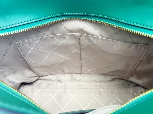 Vista 3 de Michael Kors Jet Set - Bolsa de cadena con bolsillo frontal mediano y cremallera superior color verde joya Verde joya M