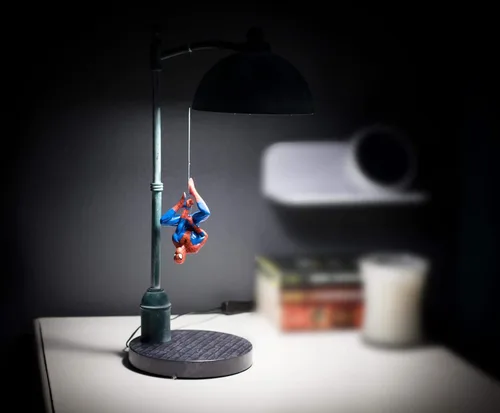 Vista 6 de Lámpara de escritorio LED Spider-Man de Marvel Streetlight Luz nocturna de superhéroe 16 pulgadas