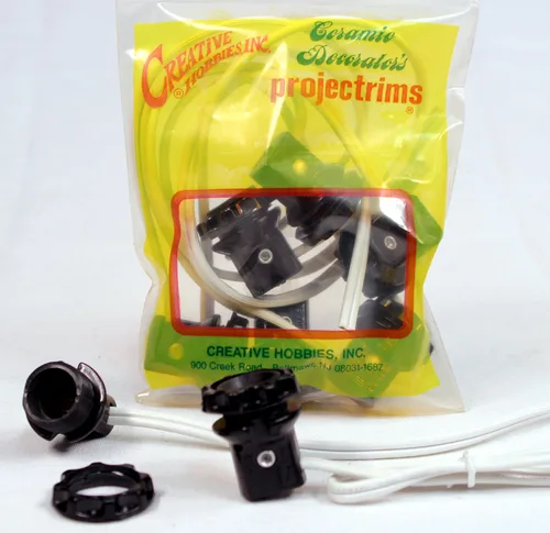 Vista 4 de Creative Hobbies® LP1970 Candelabros fenólicos (E12) Bases con hombro de 1.25 pulgadas y anillo de tornillo - Cables de alambre de 8 pulgadas
