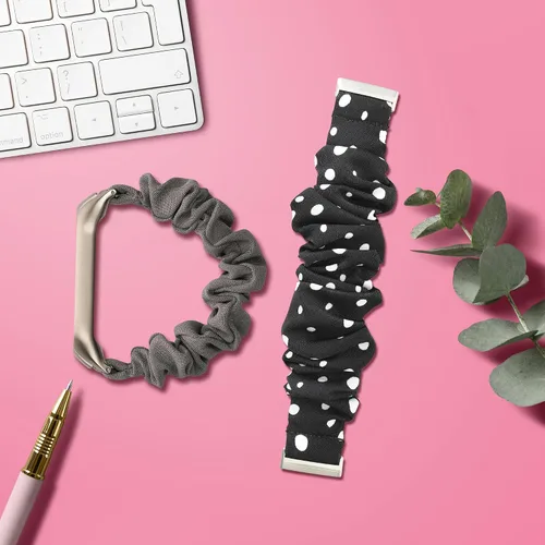 Vista 2 de kwmobile Correa de reloj compatible con Xiaomi Mi Smart Band 6 / Mi Band 6 / Band 5 – Correa de reloj de banda elástica negra