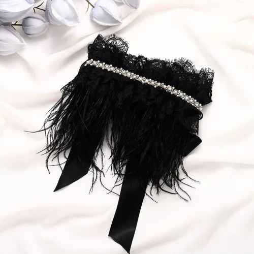 Vista 3 de Gargantilla de encaje negro, collar gótico de plumas naturales, collar de perlas, cuello de perlas para fiesta de Halloween, joyería de disfraz