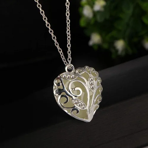 Vista 3 de Collar de gargantilla con colgante de cristal de corazón hueco para mujer brilla en la oscuridad otro