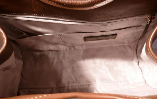 Vista 2 de Michael Kors Hudson - Bolso grande de piel de gamuza color nogal Walnut L