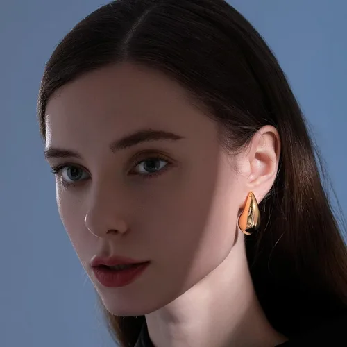 Vista 2 de KIAISXES Aretes de aro de gota de agua dorados, aretes gruesos para mujer, ligeros, hipoalergénicos, chapados en oro, joyería de moda para niñas