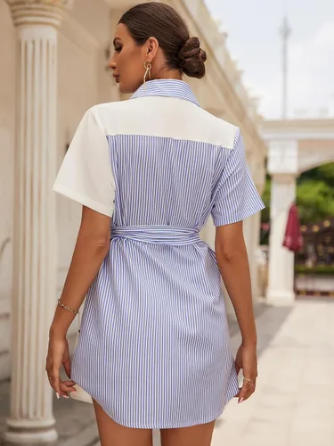 Vista 2 de WDIRARA Vestido camisero de manga corta con cinturón y botones frontales a rayas para mujer