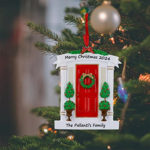 Vista 2 de Adorno de Navidad personalizado para puerta roja, adorno para el hogar, regalo de inauguración de la casa para anfitriona, adorno de nuestra primera