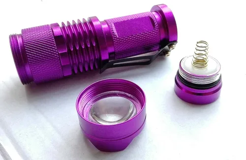 Vista 2 de Linterna ultravioleta ultravioleta ultravioleta de 395 nm, luz negra, LED de alta potencia de 3 modos de 10 yardas de largo alcance, linterna UV
