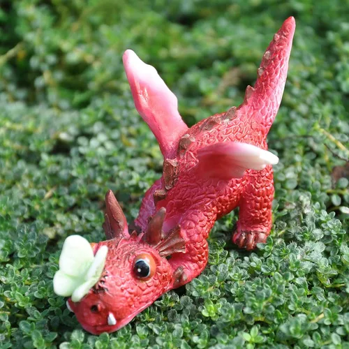 Vista 2 de Top Collection Miniatura Jardín de Hadas y Terrario Mini Dragón Rojo Jugando con Figura de Mariposa