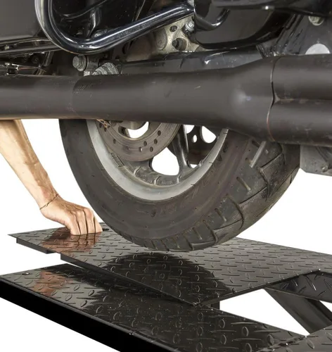 Vista 4 de Mesa de elevación de motocicletas para operar en el aire, con amarre de rueda con cuña y panel desplegable.