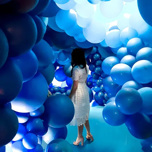 Vista 4 de 120 globos azules de 5 pulgadas y 120 globos blancos, 120 unidades de 5 pulgadas