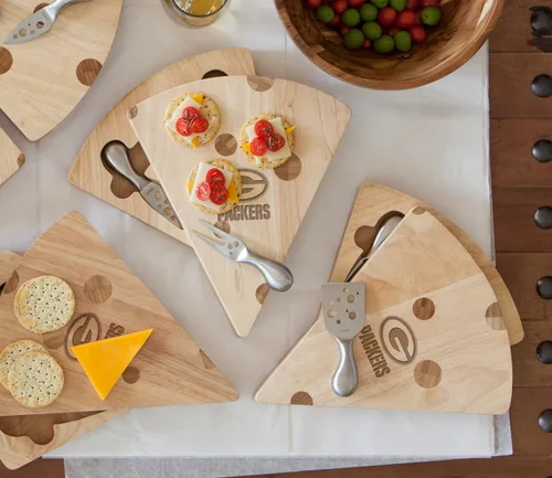 Vista 2 de PICNIC TIME Green Bay Packers - Juego de tablas de cortar y herramientas de queso suizo