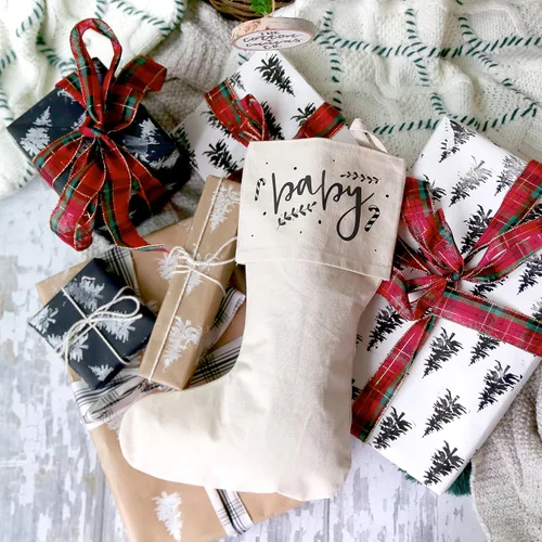 Vista 2 de The Cotton & Canvas Co. calcetín de Navidad para regalos, bolsa de regalo y decoraciones navideñas