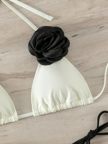 Vista 3 de OYOANGLE Conjunto de bikini de 2 piezas para mujer, con apliques florales, sin espalda, halter triangular, traje de baño con lazo lateral