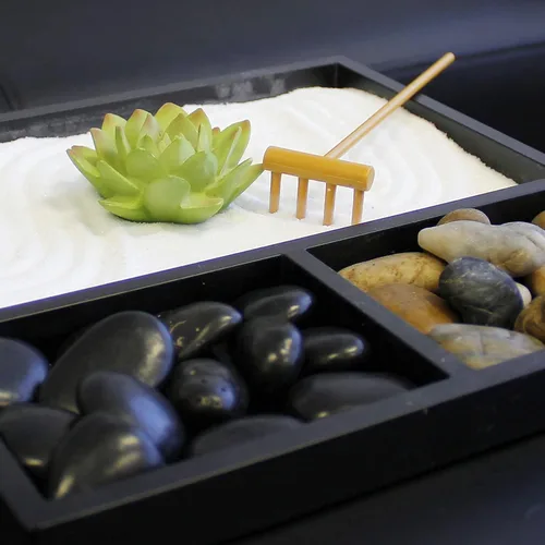 Vista 4 de Kit de jardín zen mini de Nature's Mark para escritorio con rastrillo, arena blanca, figura de loto, base cuadrada negra de 3 secciones, rocas