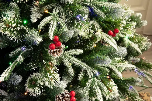 Vista 6 de Árbol de Navidad de pino flocado súper doble preiluminado con luces LED que cambian de color (6 pies preiluminado)