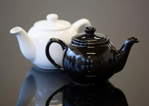 Vista 2 de Service Ideas - Tetera de cerámica con infusor extraíble, 16 onzas, inglés, negro TPCE16BL