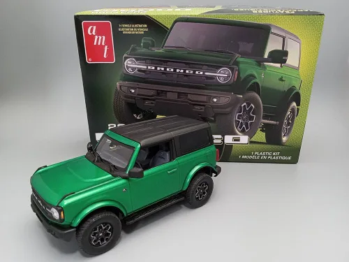 Vista 2 de AMT 2023 Ford Bronco Outer Banks Kit de modelo a escala 1:25