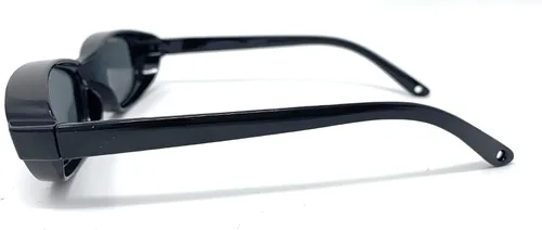 Vista 3 de The Mini Fit Over Glass OTG lentes de sol polarizadas unisex envolventes para hombres y mujeres Ovalado - Negro con lente ahumado XS