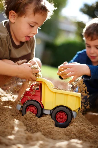 Vista 4 de Green Toys Camión volquete en amarillo y rojo, sin BPA, sin ftalatos, juguetes para el desarrollo de habilidades motoras gruesas/finas. Juego