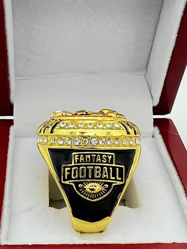 Vista 4 de Anillos deportivos con descuento, ANILLO DE CAMPEÓN DE FÚTBOL DE FANTASÍA — CUERPO DORADO, PIEDRAS ROJAS, Premios al jugador 9-20