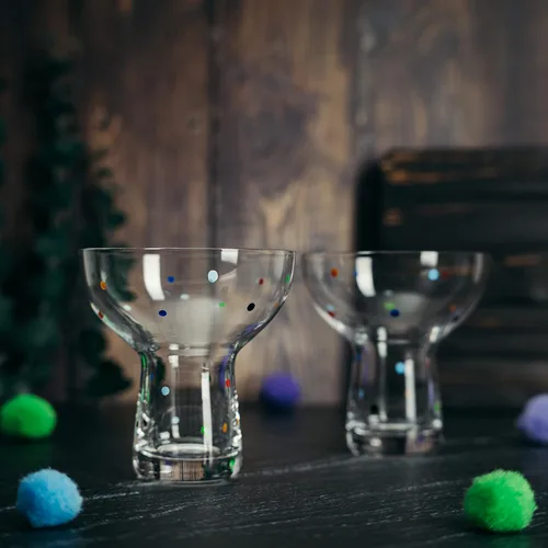Vista 5 de Vasos coloridos soplados a mano con lunares – Margarita de confeti, copa de vino y Martini con puntos brillantes – Divertida cristalería retro