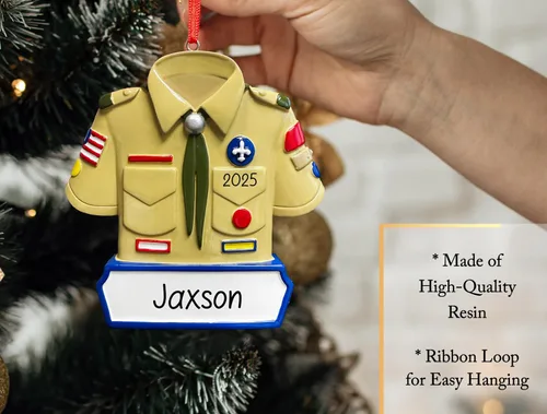 Vista 3 de Adorno Personalizado de Uniforme de Boy Scout para Navidad 2025 Adorno para Árbol de Navidad para Scout Masculino Recuerdo Único de Primer