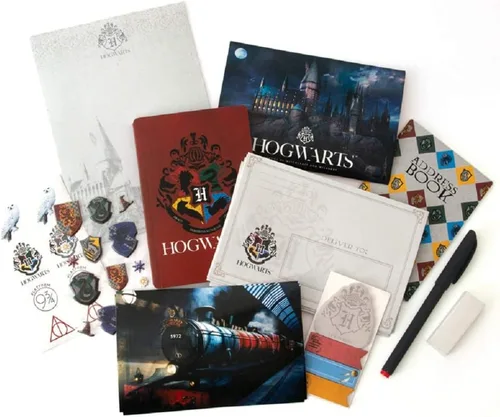 Vista 2 de Playhouse Juego de 29 piezas de bolsas de papelería de Harry Potter de Hogwarts para niños Officially Licensed, Includes Paper, Envelopes, Post
