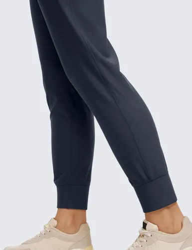 Vista 5 de CRZ YOGA Pantalones deportivos de entrenamiento con forro polar para mujer con bolsillos de 27.5 pulgadas, pantalones de senderismo y correr al aire