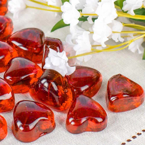 Vista 4 de Factory Direct Craft Paquete de 90 gemas de cristal rojo con forma de corazón para decoraciones del día de San Valentín y recuerdos de boda