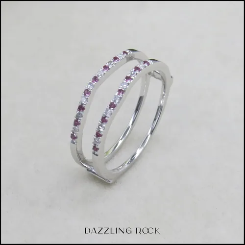 Vista 4 de Dazzlingrock Collection Anillo de protección redondo alternativo de zafiro rosa y diamante blanco para mujer en oro macizo de 10 quilates