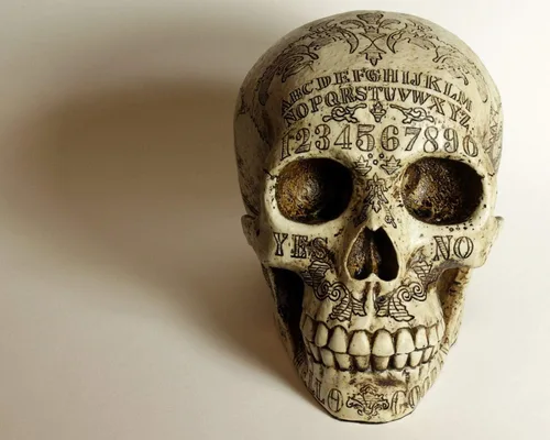 Vista 2 de Pins & Bones Ouija Skull, tablero Ouija detallado hecho a mano gótico decoración del hogar calavera