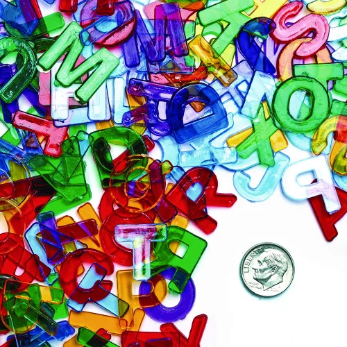 Vista 4 de Colorations Letras Plásticas Multicolor Translúcidas Mayúsculas, 3/4" Cada Una, 208 Piezas, Para Collage, Letras ABC, Alfabeto Para Niños