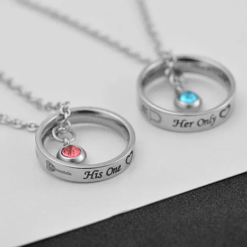 Vista 3 de MJartoria collares a juego para parejas, para él y ella, dijes de anillo grabados, con diamantes de imitación, regalo para novio y novia