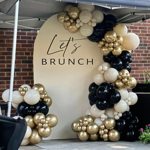 Vista 4 de Kit de guirnalda de globos negro, blanco y dorado, 115 piezas de arco de globos beige arena negro crema oro metálico con globos de papel de aluminio