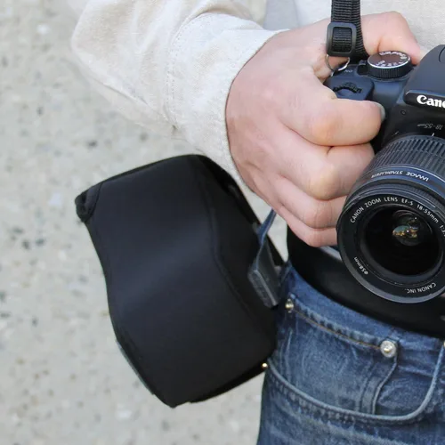 Vista 5 de USA GEAR Funda para cámara réflex digital con tecnología de DuraNeoprene, almacenamiento de accesorios y aberturas para correa – Funciona con Nikon