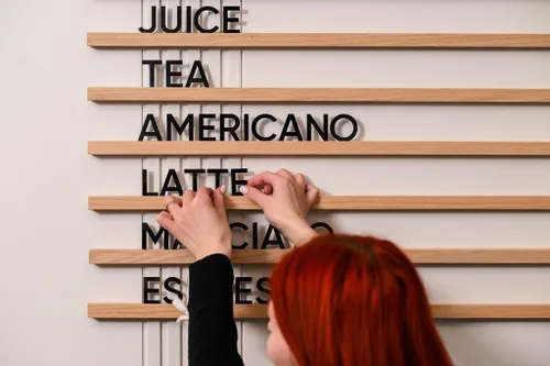 Vista 6 de Inko Horeca Tablero de Letras de Madera para Pared - Juego de 10 Rieles de Roble + 400 Letras Negras Intercambiables - Estante Flotante de Rieles