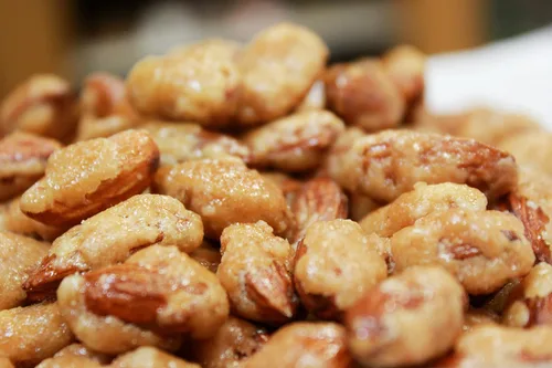 Vista 2 de It's Delish, almendras cubiertas de caramelo con sabor a canela, 2 libras a granel