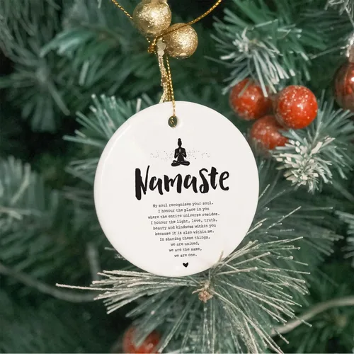 Vista 5 de Adornos de Árbol de Navidad de Cerámica Namaste - Decoración para Habitación de Yoga y Meditación, Adornos Colgantes para Regalos de Navidad