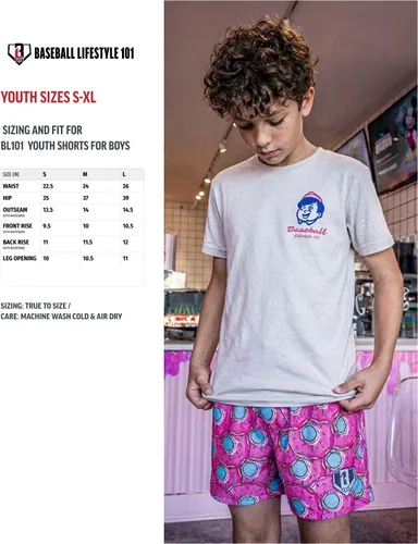 Vista 2 de Baseball Lifestyle 101 Pantalones cortos de malla de fresa con bolsillos laterales y cintura elástica, entrepierna de 5 pulgadas, tallas juveniles