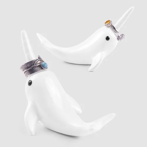 Vista 2 de Soporte para anillos de delfín blanco, bonita decoración, organizador de anillos pequeños, regalo único de delfín para mujeres, novia, novio