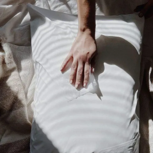 Vista 4 de Spry Almohada de cama hipoalergénica pura impermeable y transpirable, tamaño Queen estándar (relleno de poliéster)