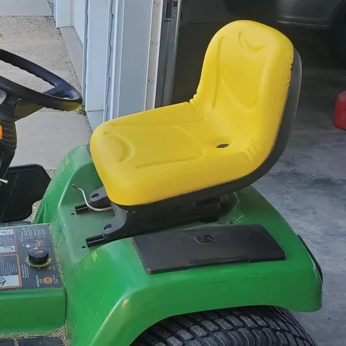 Vista 2 de E-LVA12751 DirectFit™ Asiento Amarillo para John Deere 2210