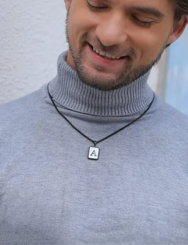 Vista 2 de Airrty Collar con colgante de letra A-Z con inicial para hombres y mujeres, chapado en plata de ley, collares de letras para hombres, caja cuadrada