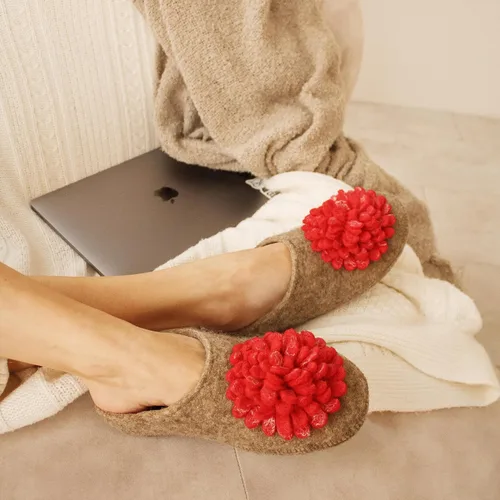 Vista 6 de Pantuflas hechas a mano para mujer 100% lana con flor rosa y plantilla de soporte para el arco
