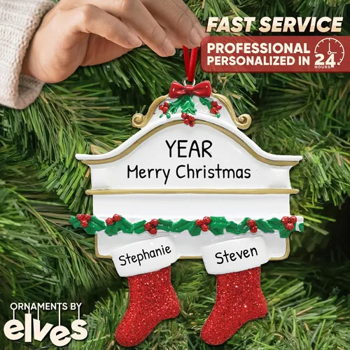 Vista 3 de Adornos de Navidad familiares personalizados – Medias de Navidad personalizadas con nombres, regalos para parejas, adornos 2024, nuestra primera