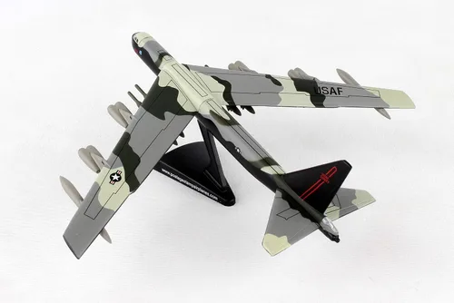Vista 4 de Daron Worldwide Trading B-52 Stratofortress Vehículo (Escala 1:300)