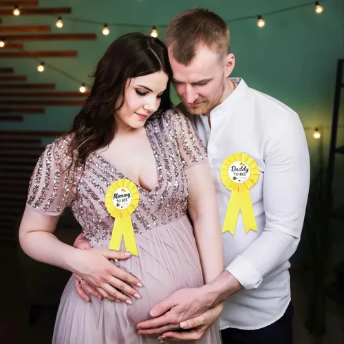 Vista 6 de HAPPYLAND - Pin de insignia de hojalata para baby shower de abejas amarillas para mamá y papá para mamá, juego de fiesta de revelación de género